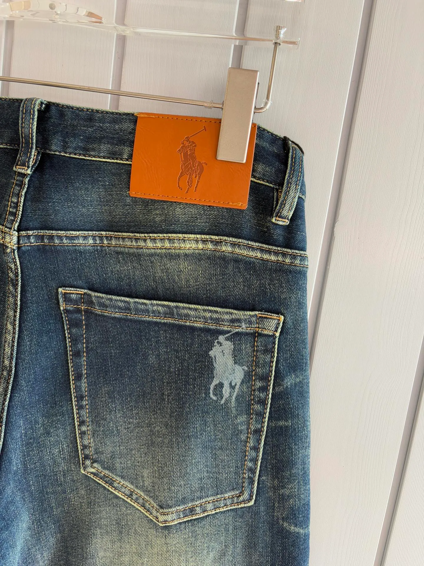 P240 A super stylish pair of jeans, customized original washed denim fabric, unique design, top-notch embroidered letter pattern logo, original hardware accessories decoration, an extremely outstanding pair of jeans, the materials and craftsmanship are extremely luxurious and exquisite, extremely high-grade, handsome and stylish upper body, recommended 👍, 005 code number: 29-38 but not 35; 37
